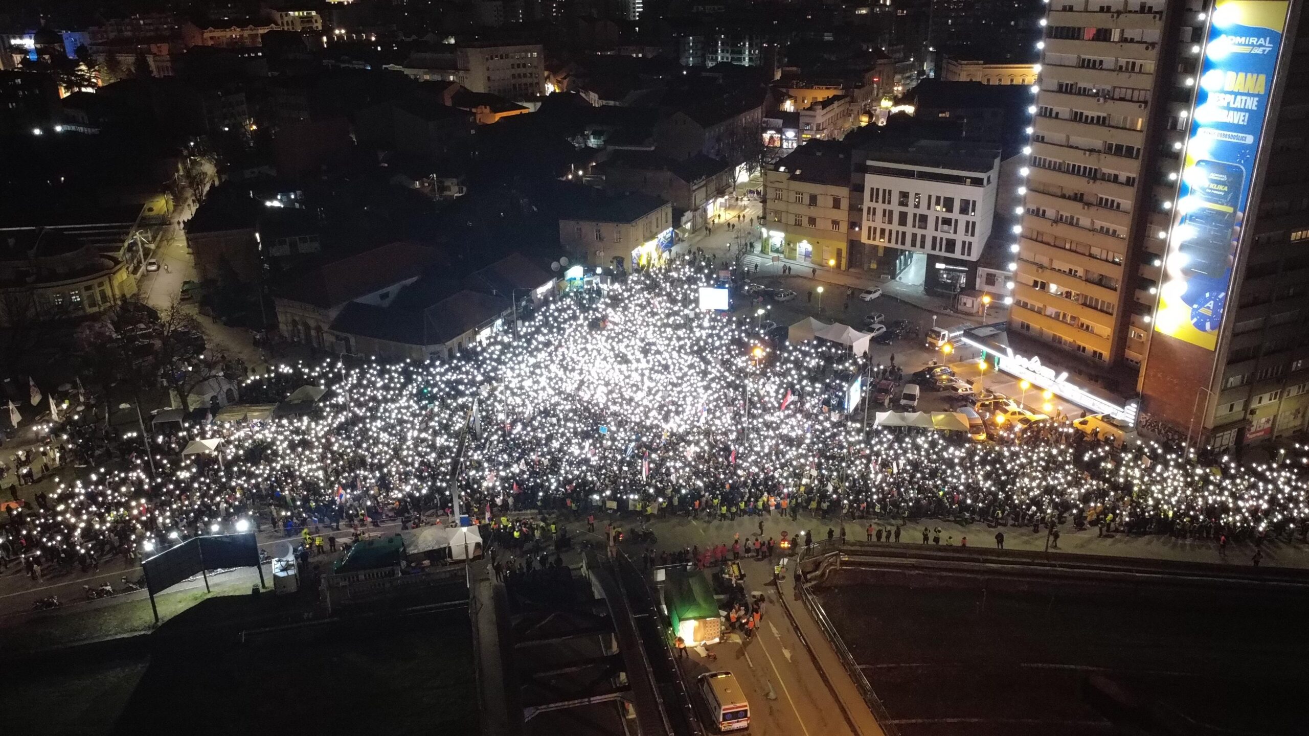 Petnaestominutno odavanje počasti u Kragujevcu, Sretenje 2025. / Foto: Serbian News Media