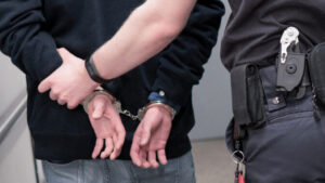 Hapšenje u MUP-u: Pet saobraćajnih policajaca iz Raške uhapšeno zbog primanja mita, privedeno i sedam davalaca mita