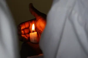 Najlakši načini da skinete vosak sa odeće