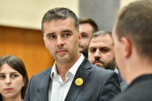 Manojlović: „Ukidanje linija BG voza izazvalo saobraćajni kolaps u prigradskim naseljima“ (VIDEO)