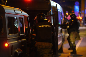 Novi Sad: Policija i Žandarmerija silom odgurale građane, autobus Milomira Jaćimovića odšlepan ispred Banovine