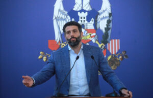 SRCE: Šapić odgovoran za „Ćacilend“, plaćeni kriminalci okružuju Vučića