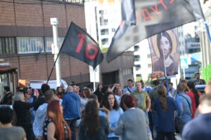 Novi Sad u tišini odaje poštu: Građani od ranog jutra donose cveće kod Železničke stanice, u 11.30 počinje komemorativni skup za 16 žrtava