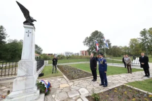 Ambasador Slovačke položio venac u Kragujevcu: Spomenik simbol poštovanja i dobrih odnosa