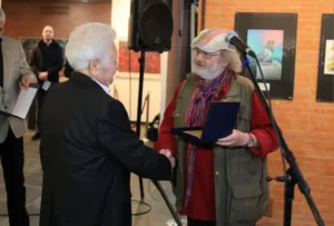 „Bdenje“ u Kragujevcu: Obeležena poslednja noć sećanja na stradale i dodeljene nagrade Salona antiratne karikature