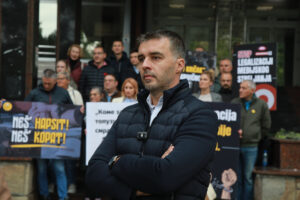 Manojlović (Kreni-promeni): „Vučić najavom pomilovanja pokazuje strah“