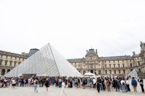 Pljačka Luvra: Žena (38) optužena za saučesništvo