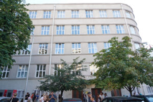 „Edu forum“ traži hitnu smenu direktorke Pete gimnazije: Ministar da prestane sa pritiskom i započne dijalog sa roditeljima