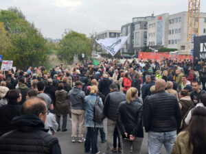 Leskovac se pridružio sećanju: Građani kod Železničke stanice odali poštu žrtvama Novog Sada, večeras najavljena protestna povorka