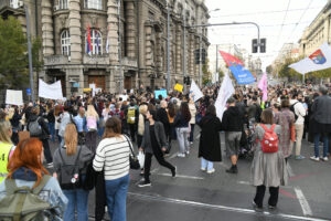 Protest ispred Vlade Srbije: Roditelji dece sa posebnim potrebama traže hitno usvajanje zakona ‘roditelj-negovatelj’