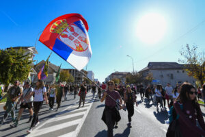 Pešačka kolona na putu za Novi Sad: Prva pauza kod „Domaćinskog salaša“ uz tišinu za žrtve tragedije
