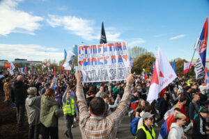 Hiljade pešaka na putu za Novi Sad: Stanovnici Nove Pazove dočekali kolonu bakljadom i ovacijama