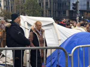 Čačak: Maturanti 17 minuta tišine blokirali saobraćaj, štrajkuju u znak podrške Dijani Hrka