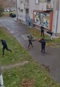 Nekoliko muškaraca sa kapuljačama napalo i teško povredilo jednog čoveka u subotičkom naselju Prozivka (VIDEO)