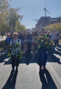 Montira se bina kod Železničke stanice: Kolone građana u tišini sa cvećem pristižu iz 16 pravaca na komemorativni skup (VIDEO)