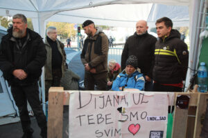 Studenti, maturanti i građani ispred Skupštine 16 minuta tišine za stradale u Novom Sadu (VIDEO)