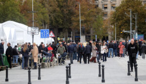 Izveštaj sa lica mesta: Mirna situacija između dva skupa kod Doma Narodne skupštine