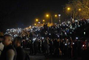 „Vidimo se sutra i svakog drugog dana, dok ne bude pravda“: Novi Sad ispratio Dan žalosti masovnim skupom i snažnom porukom