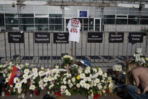 Dok kolone pristižu, Andrej Josifovski postavio veliki crveni lampion u znak sećanja na žrtve (VIDEO)