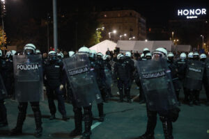 Tenzija ispred Skupštine: Jake policijske snage razdvajaju dva suprotstavljena skupa