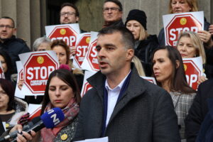 Manojlović: „Vučić priznao odustajanje od kupovine udela u NIS-u zbog pritisaka“