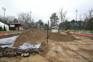 Kragujevac: Počela rekonstrukcija terena za odbojku na pesku u Velikom parku