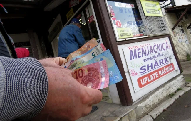 Devizni kurs: Evro sutra 117,40 dinara