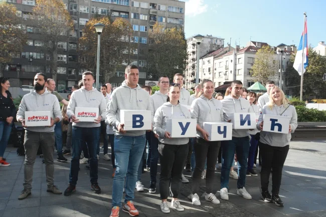 Monarhisti: Muzika Tompsona sa štanda Vučića ne iznenađuje, on je politički licemer