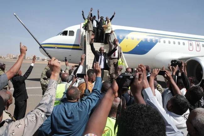 Znak smirivanja u Sudanu: Posle tri godine sleteo putnički avion, dočekan s oduševljenjem