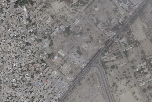 Foto: arhiva, vojna zgrada je između 2013. i 2016. godine pretvorena u školu, sa javnim ulazima i opremljenim igralištima.Zvaničnici su naglasili da je istraga u toku i da ostaje nekoliko pitanja, uključujući i zašto informacije nisu proverene ili ažurirane pre napada.Istražitelji ispituju ulogu drugih službi, uključujući Nacionalnu geoprostorno-obaveštajnu agenciju