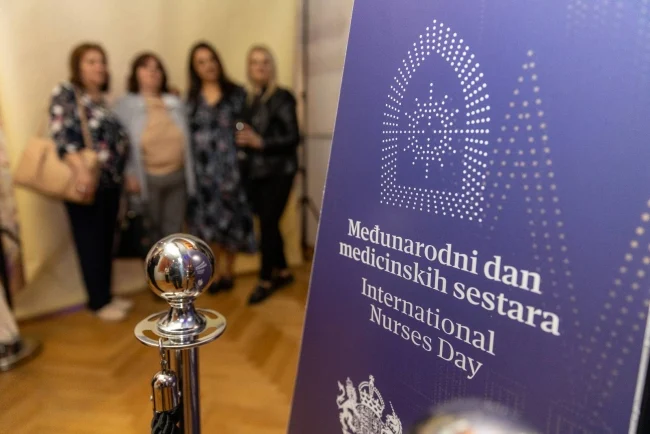 Foto: izložbu o Bolnicama škotskih žena, te kratka obraćanja domaćina i renomiranog srpskog kardiologa Siniše Pavlovića, autora trotomnog izdanja "Nezaboravljene", o humanosti, žrtvama i solidarnosti Britanki koje su tokom Prvog svetskog rata spasavale živote vojnika i civila u Srbiji.Ambasador Ferguson je najavio da će uz podršku AstraZeneke, Britanska ambasada od naredne godine dodeljivati godišnju nagradu za istaknute studente i praktičare u medicinskoj profesiji u Srbiji.&nbsp; Nagrada će biti nazvana po škotskoj humanistkinji doktorki Elsi Inglis.Ferguson je rekao da je partnerstvo Britanije i Srbije u oblasti zdravstva&nbsp; duže od jednog veka.&nbsp; Pored nasleđa Bolnica škotskih žena, Ferguson je naglasio zajedničke vežbe i obuke u specijalizovanim oblastima vojne medicine, poput ratne hirurgije i toksikologije.&nbsp; Ambasador je govorio i o primerima saradnje britanskih i srpskih lekara u domenu kardiologije, anesteziologije, hirurgije, o gotovo četrdesetogodišnjoj saradnji londonske bolnice Grejt Ormond strit