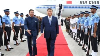 Foto: Predsednik Kine Si Đinping stiže u Nju Delhi, u Indiju, gde će učestvovati na 18. samitu grupe BRIKS, na poziv premijera Indije Narendre Modija, 12. septembra 2026. godine. Si je toplo dočekan po dolasku. (Sinhua/Sije Huanči)